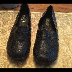 LNWOT Born Scrolled Leather Clogs